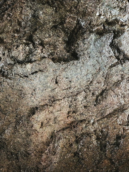 茶色から灰色へと変化するグラデーションの岩肌