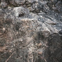 巨石の角に見る粗い岩肌のゴツゴツとしたテクスチャーの写真