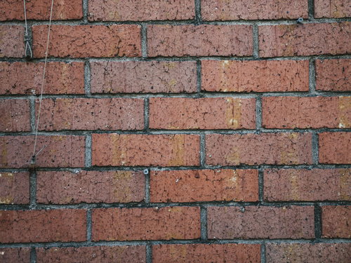 表面に傷が入った煉瓦の壁のテクスチャー