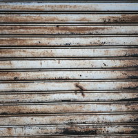 錆び付いた年季を感じるシャッターのテクスチャーの写真