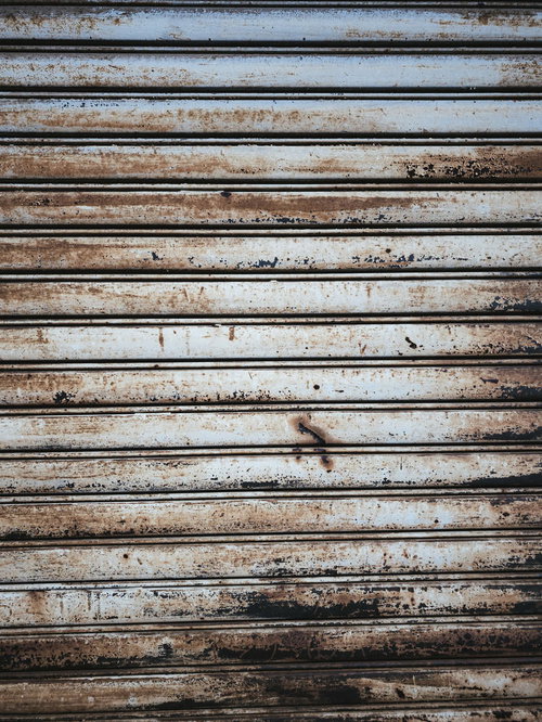 錆び付いた年季を感じるシャッターのテクスチャー