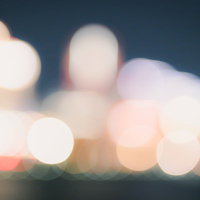 暖色系の光が集まるタマボケの夜景 ライトアップ背景の写真