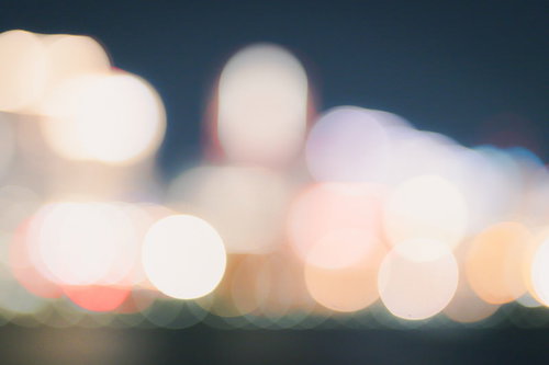 暖色系の光が集まるタマボケの夜景 ライトアップ背景