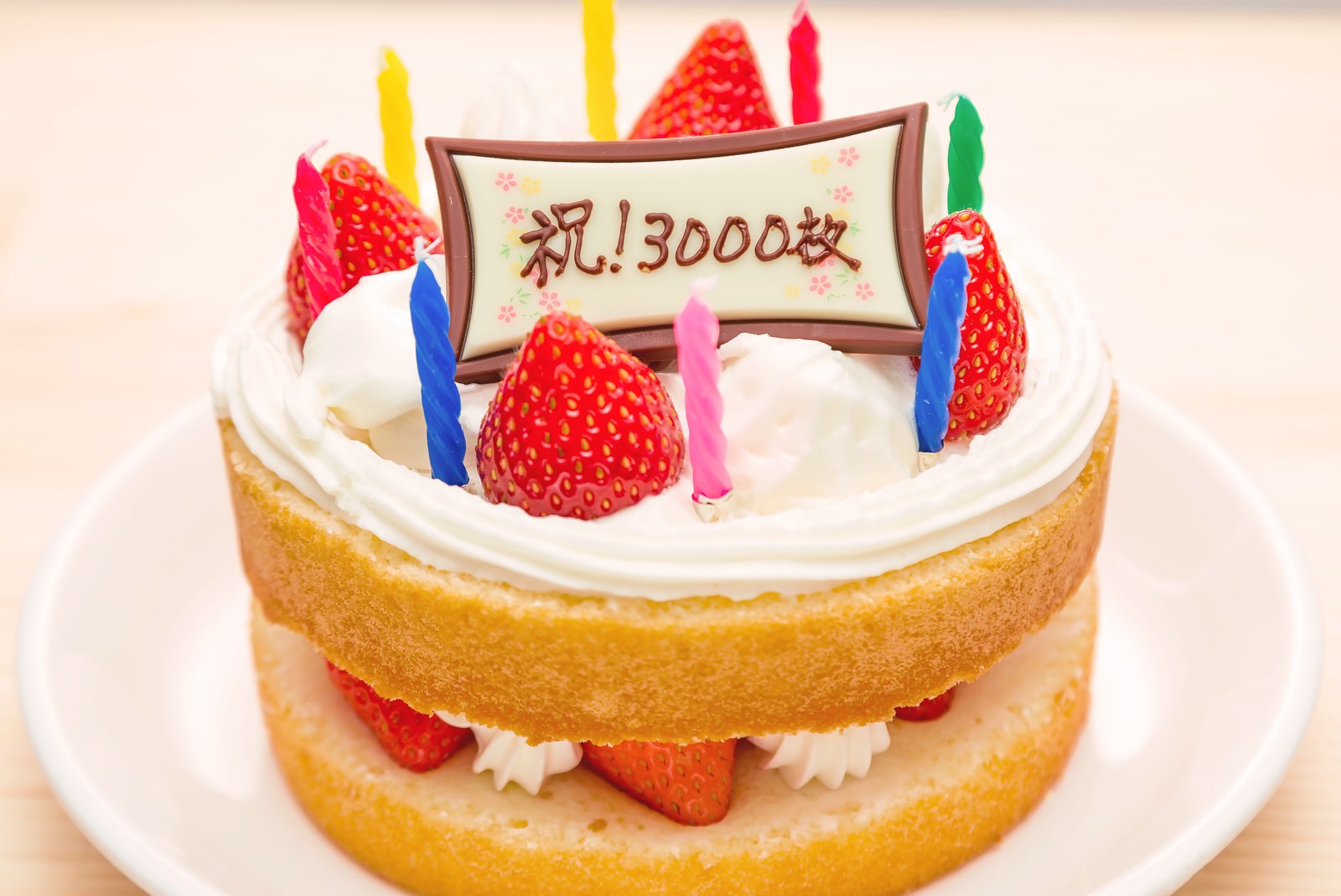 祝3000枚の飾りが載ったイチゴの二段ケーキ
