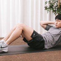目指せシックスパック！腹筋ローラーで鍛える男性の写真