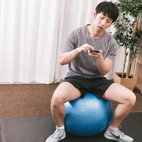 トレーニング中にソシャゲで遊ぶ無課金ユーザーの写真