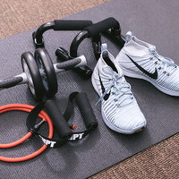 腹筋ローラーやプッシュアップバーなどエクササイズグッズの写真