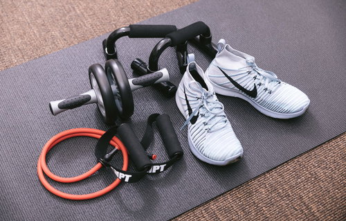 トレーニンググッズ一式（シューズ、ダンベル、マット）