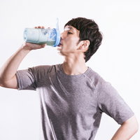 運動後45分のゴールデンタイムにプロテインを飲むトレーニング男性の写真