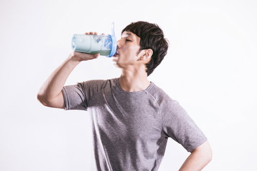 運動後45分のゴールデンタイムにプロテインを飲むトレーニング男性