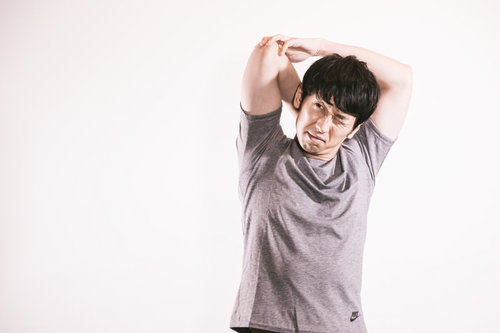 慢性的な肩こりに悩む三十路男性のストレッチ