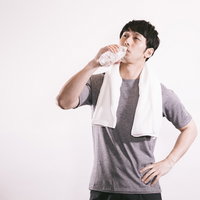 ジムでのトレーニング中は水分補給を忘れずにの写真