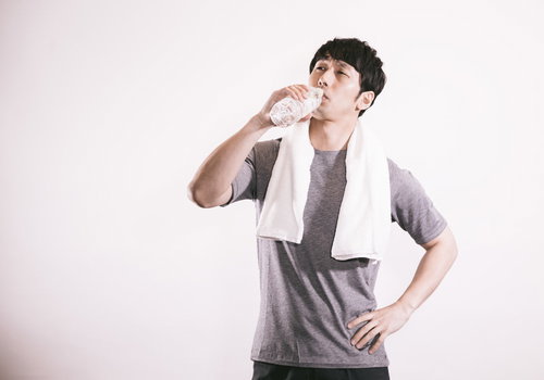 ジムでのトレーニング中は水分補給を忘れずに