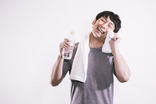 柔軟剤のCM出演を狙うタレント、白いタオルを持って笑顔