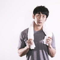 タオルが部屋干し臭い男性の汗を拭く姿、運動後の疲労の写真