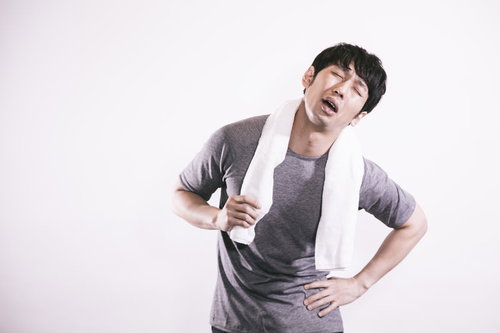 「疲労コンパイル」とITジョークをつぶやくエンジニア