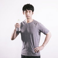 トレーニング後にスポーツドリンクを飲む男性の写真