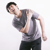 肩の痛みに悩むサウスポーの男性が疲労と痛みを訴えるの写真