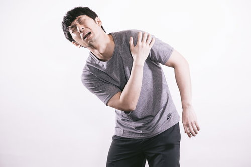 肩の痛みに悩むサウスポーの男性が疲労と痛みを訴える