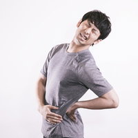 トレーニングで腰を痛めたヘルニア持ちのチューブ運動の写真