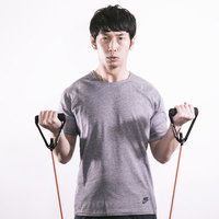 トレーニングチューブを使ったチューブカールの写真