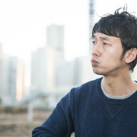昨日告白した彼女にふられ都市風景を眺めながらたそがれる独メンの写真