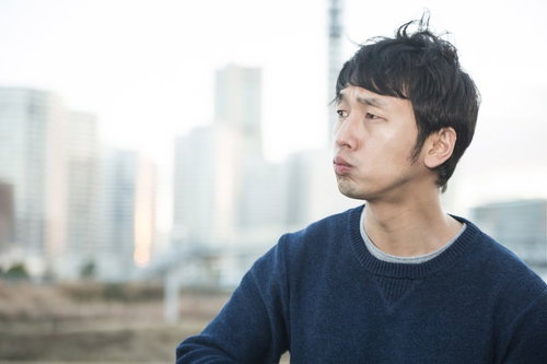 昨日告白した彼女にふられ都市風景を眺めながらたそがれる独メンの写真