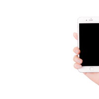 スマートフォンを持った手と画面の写真