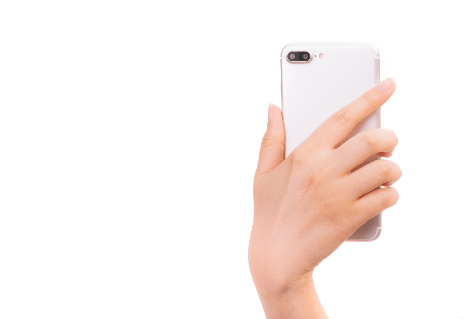 白いスマートフォンの背面を手に持つ