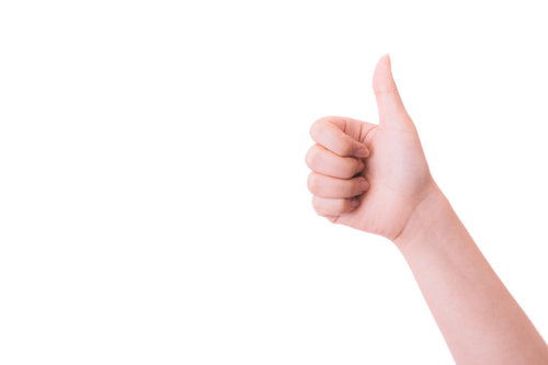白背景でサムズアップするグッジョブの手のポーズ