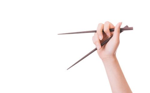 箸の持ち方が悪い手元の様子を示す食事マナーの問題