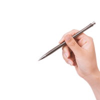 ペンを握る手で執筆の準備をする右手のの写真