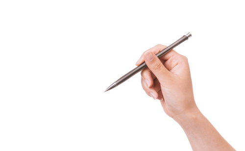 ペンを握る手で執筆の準備をする右手の