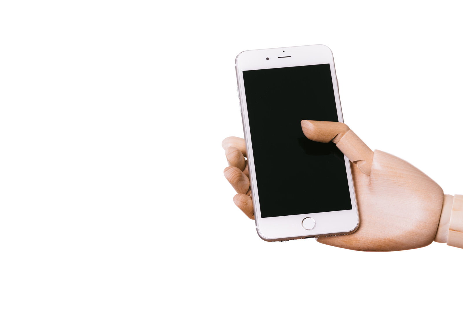 木製の手がスマートフォンを持つ