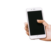 スマホを持った木製の手で表現するスマホ依存の写真
