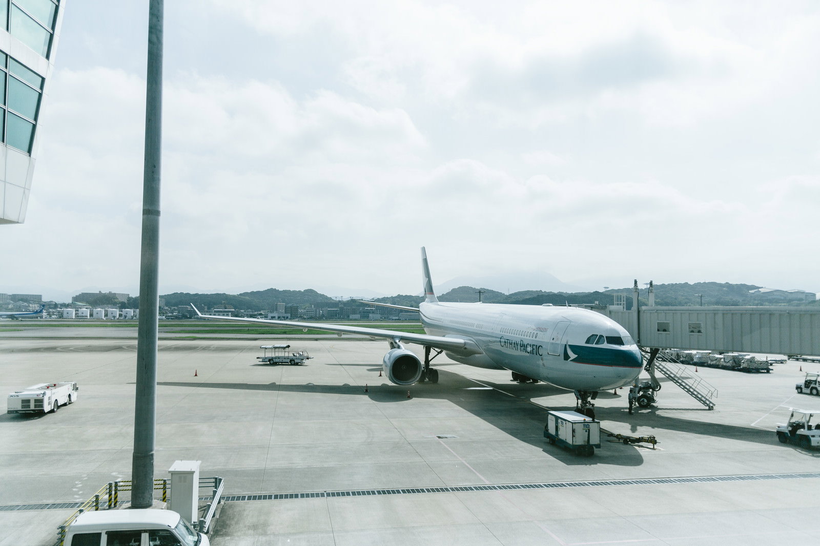 空港ターミナルに駐機するキャセイパシフィックの旅客機