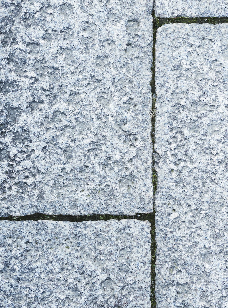 灰色の石が規則的に敷き詰められた石畳の道路