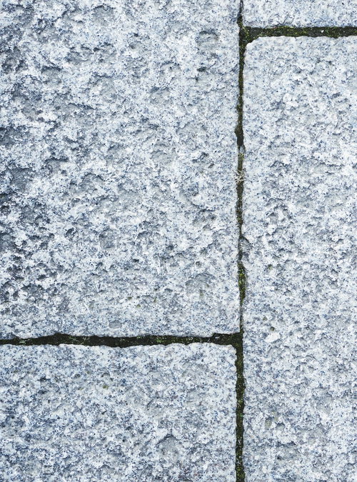 切り出されたい灰色石の道