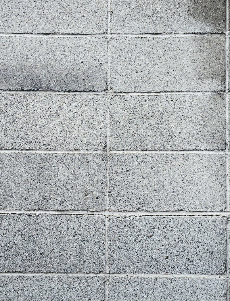 グレーのコンクリートブロックが整然と積まれた壁