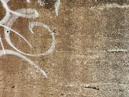 落書きが残る古いコンクリートの壁のテクスチャー