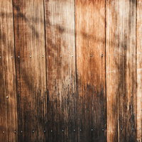 黒シミ残る古い板壁のテクスチャーの写真