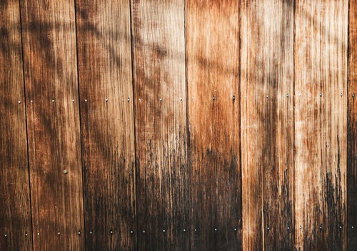 黒シミ残る古い板壁のテクスチャー