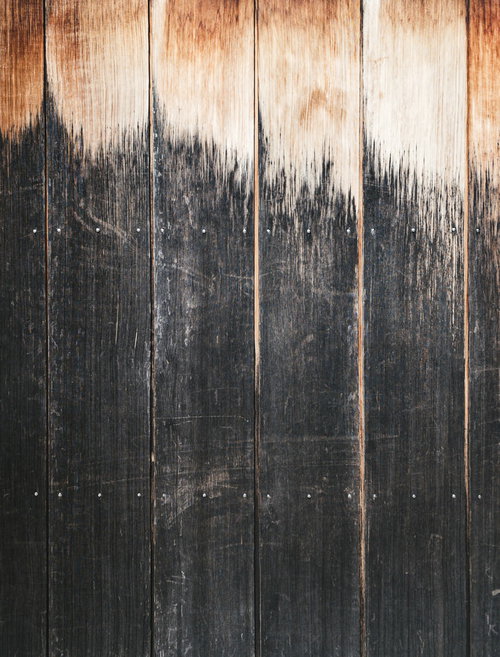 黒く色付けられた板壁の木目テクスチャー