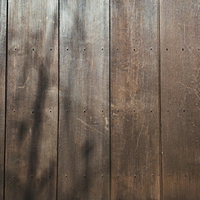 板壁に映る影と木目のテクスチャー写真の写真