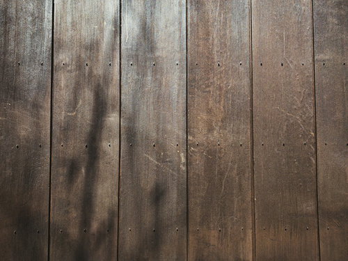 板壁に映る影と木目のテクスチャー写真