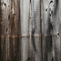 モノクロ調の木目テクスチャー、古材の板壁の写真