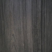 幾千もの木目が流れるダークグレーの板の写真