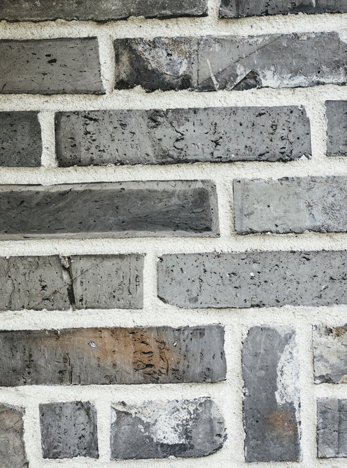 厚めの目地が際立つグレーのレンガ壁のテクスチャー
