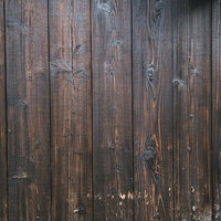 焼杉板で作られた塀の木目テクスチャーの写真