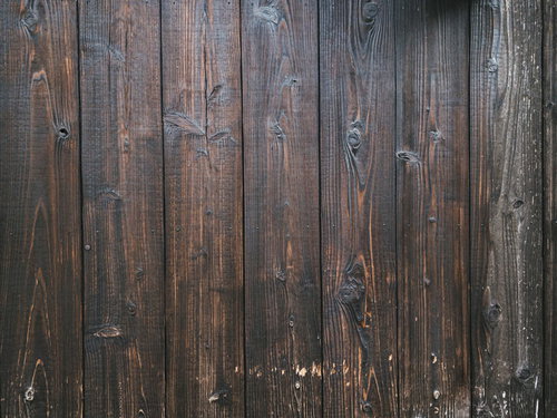 焼杉板で作られた塀の木目テクスチャー